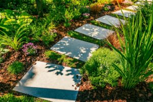 Detail,Of,Garden,Path,With,Stone,Slabs,With,Bark,Mulch